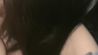 黒のストッキングとショールを着た美女「西西宝爾」は、道端で車とセックスをしていた。今度はファンと車で3Pする約束をした。ファンはセックス後に射精した。その間。