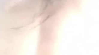 接甜美的小女友下班，女：不去酒店了，今天玩车震好不好。男：大白天，玩这么刺激？