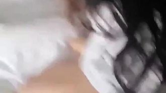 說話彪是彪，但倒是蠻聽話，打著電話還乖乖吃兩口
