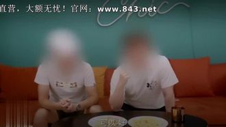 到哥们家串门看中朋友的媳妇想不到哥们居然驯服他老婆与他做爱他在旁边看打飞机