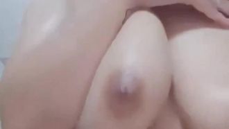 仙女妆大奶馒头B美女主播全裸浴室洗澡马桶上跳蛋自慰秀喜欢不要错过