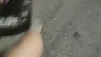最高の小さな女「ナナナナ」が屋外で老人とセックスし、彼女にフェラを与えます。彼女はひざまずいて彼女の体を強化し、叫びます。