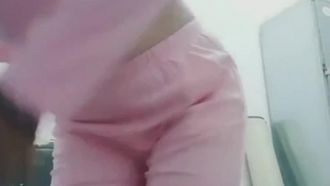 SPA女技师兼职某平台女主播一边工作一边偷拍给客人打飞机吹箫被摸奶子