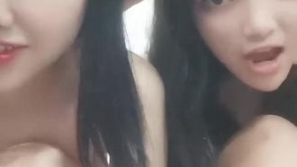 2000年代生まれのトップロリータ女子高生2人がコンドームなしで4P多人数運動して愛液たっぷりの柔らかいおまんこでセックス