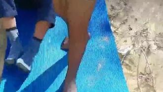 小さな女は老人と結びつき、屋外で情熱的なセックスをしました。黒いストッキングは老人を誘惑し、彼女の胸を吸い、彼女のマンコを舐めさせました。