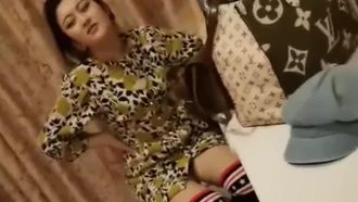 接上大学女儿回家家裏没人太难受让女儿帮爸爸泻泻火