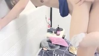彼氏とそのセックスパートナーが制服を着た可愛い女の子と3Pするんです 彼氏の顔の上に乗ってザーメンをぶっかけられたいです。