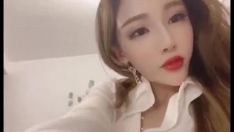 究極のネットセレブ美女「メン・ナン」と裕福な男性のプライベート大規模自撮り写真が流出、美しい若いモデルのシャオ・イェマオが膣内で遊ぶ。