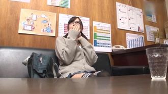 都内某店舗で軽い気持ちで万引きした女子校生を取调べ！认めない生意気娘に媚薬投入！饮んだ途端にアヘ顔晒してビックビクイキまくりのバックヤードSEX！ まいちゃんのパンティとチェキ付き（中字精校版）