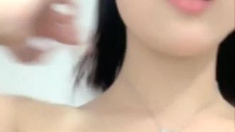 【中国アンカー流出】背中一面にタトゥーが入ったセクシー下着と黒ストッキングのイケメン女子