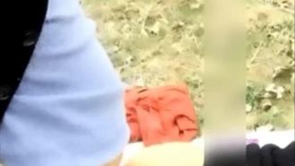 兩男兩女戶外直播小山坡4P野戰 兩個男的輪流戰雙女其中一個去上面放哨
