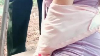 极品爆乳美少妇开裆黑丝下乡猎物，勾引耕地大爷