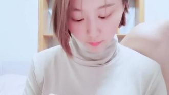 (性感小宝塔)短发美女胸挺大