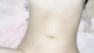 (大二白虎妹妹) 深夜裡把小妹妹勾搭回家直接扒光啪啪