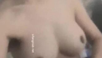 Guo Loan Beauty Special Edition. The well-proportioned little beauty Yang Jing takes a selfie of touching her breasts and picking her pussy for loan.