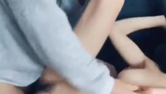 (鹿少女)和漂亮小女友在沙發上激情啪啪 最後內射她