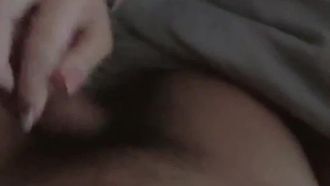 妹子来大姨妈了只好边口边撸