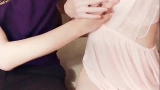 インターネットで有名な美女ドーラがオナニーをして楽しい時間を過ごしていたところ、配達員がドアをノックし、その隙にセックスを誘惑した。