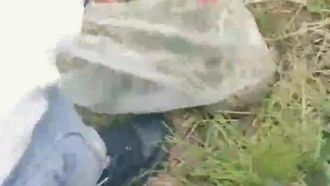 男主播冒充抖音主持套路正在摘野菜的学妹到车上啪啪