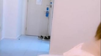 对白精彩淫荡网红美女剧情演绎宾馆电视不会用叫服务员来强行按倒床