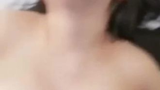 教師とかつて生徒だった義理の娘がホテルの部屋にチェックインし、大きくて長いペニスとのセックスを生中継し、女が悲鳴を上げ、うめき声​​が少し嘘っぽく感じられた