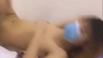 セックスをライブ配信してすぐにお金を稼ぐ方が良いです。かわいい女の子のホストが親友と若い男と3Pをして、片手で遊んで、彼女は大声で喘ぎます。