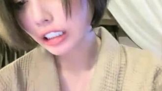 (日本人レズビアン) 美女たちがお互いにオナニーし、偽ペニスで女性コンパニオンとセックスする