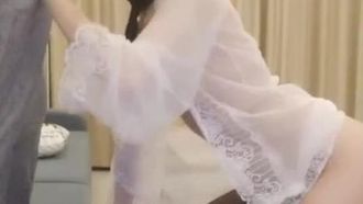 (狐狸不是妖)极品美女讲述自己爸爸操她的时候 后面爸爸来了 就开始啪啪