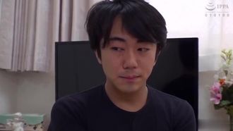 「嘿……好久不見了……」和彼此有感情的青梅竹馬躲在蒲團下，舔出汗水，秘密中出性愛