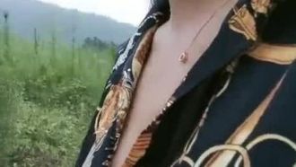 （クズが来る）都会美人が田舎に行っておじさんと野外セックスして巨乳を揉むのが興奮する