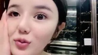 (Meiqi) A big-breasted beauty with an E-cup live broadcast takes a shower, her breasts swaying