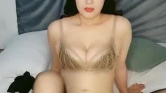 (野七七)豹纹大奶妹和炮友啪啪完 自己又自慰
