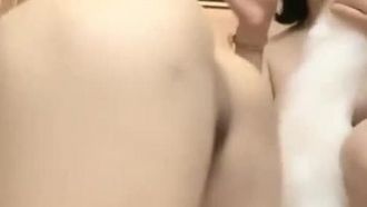 (ウン・ヒヒ) 高身長美女のセクシー腹巻ショー