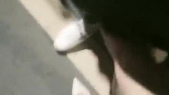 (屋外の小さなミルク猫) 真夜中の車の衝撃