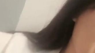 純粋でかわいい女の子が魅惑的にオナニーして潮吹きする