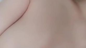 (ドーナツを食べる) 巨乳美女、胸が揺れて超誘惑的