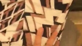 다리가 긴 젊은 모델을 따라다니며 대화를 나누고, 머리를 잡아당기고, 창 앞에서 섹스를 하는 그녀! 격렬하고 열정적으로 비명을 지르세요!