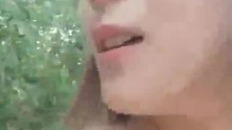 ショートヘアの若い女の子とそのセックスパートナーが道路で屋外でセックスしており、通行人を気にせずに大声で喘ぎ声を上げています。