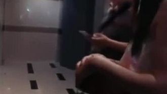 大きな目のお姉さんは荷物を受け取り、宅配便の少年を家に連れて帰りました～ベッドの上で～激しい戦い～