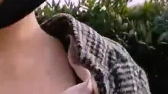 剛剛好像被他看到了 很敢的大奶妹公園露出自摸:好癢哦