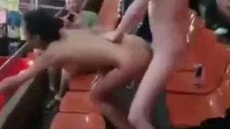 和女友到成人展约会~逛著逛著GG就硬了~女友提议上2楼去快活~结果引起众人围观！