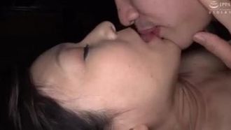 息子の友人を誘う五十路ランジェリー 中山穂香