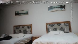 꽃을 탐험하는 흑인_20201022