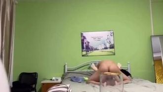 爱爱偷拍流出~ 长发气质小姐姐说还没准备好，小哥哥一步步引导完成又好笑又激情的性爱初体验!