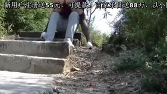 長い髪とストッキングを履いた女の子が、男性の仲間とワイルドなセックスを経験します。彼女のお尻と雪のような胸がすべて露出し、後ろに立ったまま情熱的に彼女をファックします。