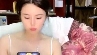 究極の美ウエスト、そして巨乳の彼女がここにいます。