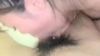 セックスの後、彼女は情熱的なセックスをします。黒ストッキングを履いた彼女は、コンドームなしでセックスすることもできます。それはとてもセクシーです。そして中出し。