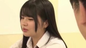 學校快放學了！班上一個鬼鬼祟祟的女孩，總是關心我，卻不把我當作男人。但我已經達到極限了！當我冒險並承認我的感受時...