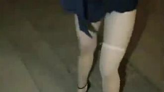 主播福利 絲襪高跟制服蘿莉戶外漏出被渣男調教，無毛騷逼嬌嫩的咪咪上戴上乳夾，電擊棒刺激騷逼自慰蹲著路邊尿尿刺激
