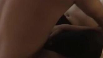 黒ストッキングを履いた若い女性は優れた口腔技術、フェラ、兼嚥下を持っています